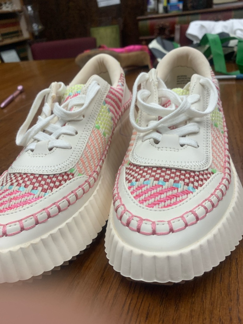 Tennis shoes